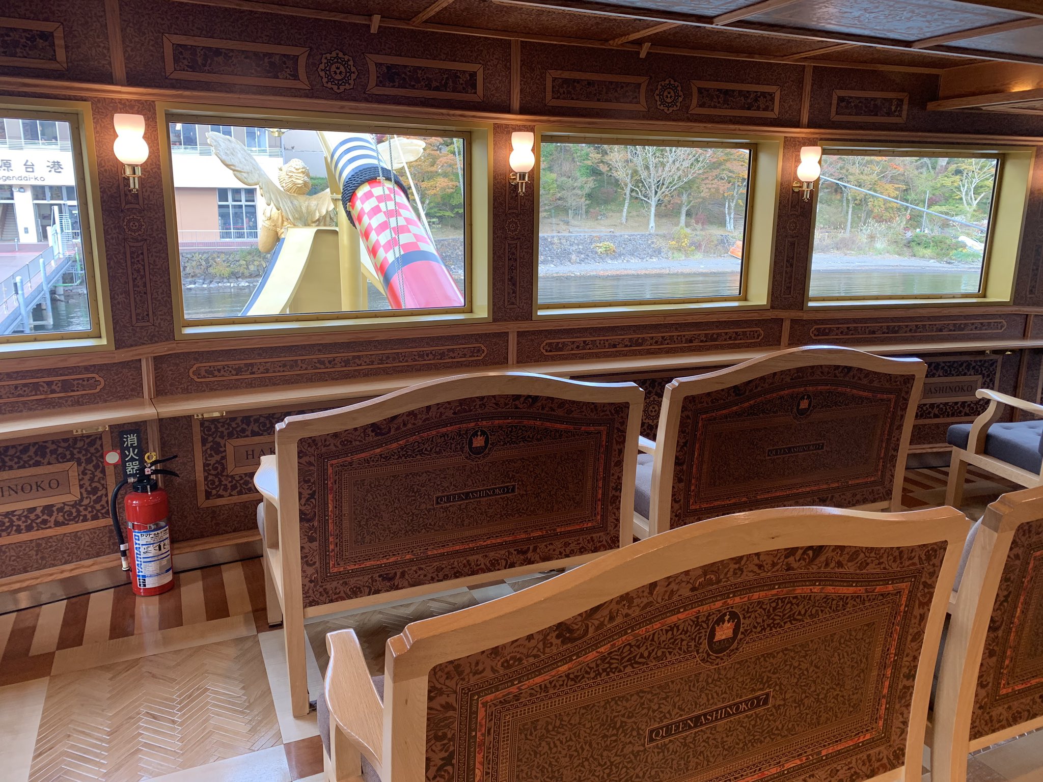 テス湖のテッシー No Twitter 芦ノ湖の遊覧船 箱根海賊船 クイーン芦ノ湖 に乗船 19年に導入された新造遊覧船です 豪華な内装ですね あの水戸岡さんがデザインを手がけたのだとか 箱根海賊船 クイーン芦ノ湖 T Co Lkakpjxzbg Twitter