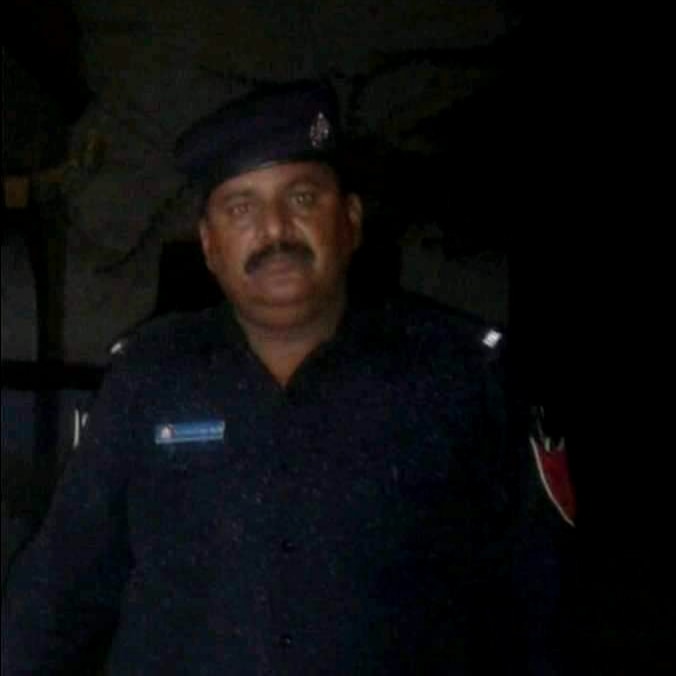 q_Asif's tweet photo. علیشا کی والدہ کو ملزمان نے اس شرط پر چھوڑا کہ کسی دوسری لڑکی کا بندوبست کرکے آئو۔وہ پولیس کے پاس گئی پولیس افسر محمد بخش نے،اپنی بیٹی کو پیش کیا کہ ملزمان سے کہو لڑکی کا بندوبست ہوگیا ہے۔ثبوت کے طور پر اپنی بیٹی کی ملزمان سے بات کرائی۔جس کے بعد ان درندوں کی گرفتاری ممکن ہوئے https://t.co/s8SABUDHKD