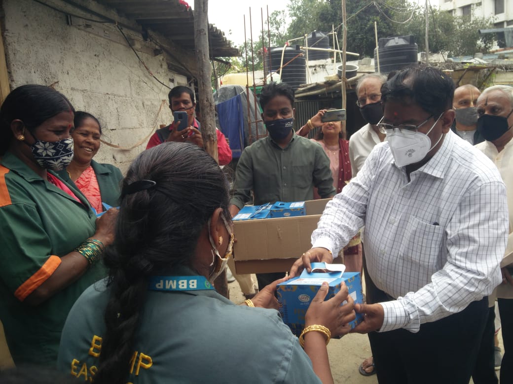 GBAChiefComm's tweet photo. My heartfelt gratitude to Madam @kiranshaw and Biocon Foundation for distributing sweet boxes to all Pourakarmikas of 198 wards on the occasion of Deepavali.

#BBMP #Bengaluru #Deepavali #HappyDeepavali @CMofKarnataka @KarnatakaVarthe @DHFWKA https://t.co/inS0eH2tIP