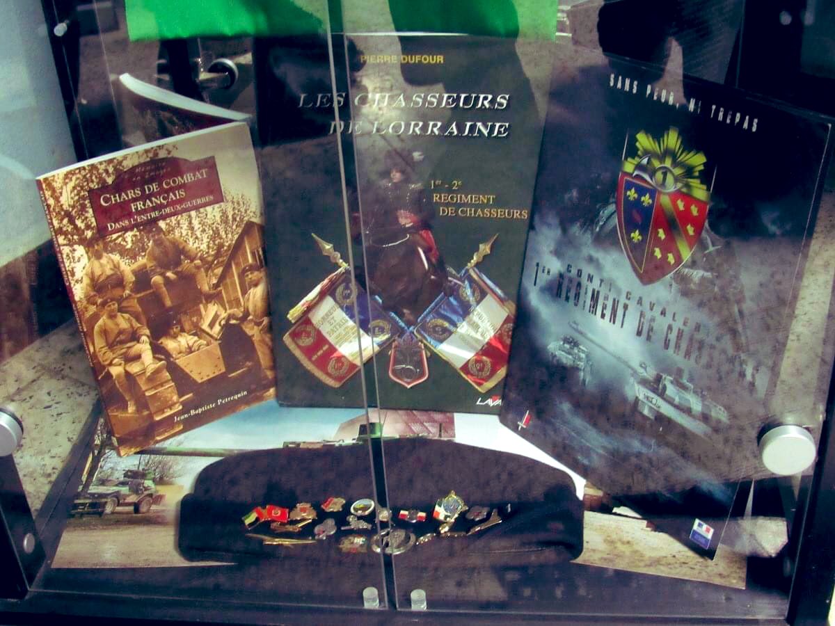 7e_brig_blindee's tweet image. #JeudiPhoto 📸

Quand les jeunes #Centaures présentent leur régiment ♣️💥🐴🌙 au chef du #CFIM #7eBB3eRCA ,...dans le cadre du parcours #Traditions  🇫🇷 au travers d’une vitrine, voire ... avec d’autres détails !

📸#3eRCA 😏