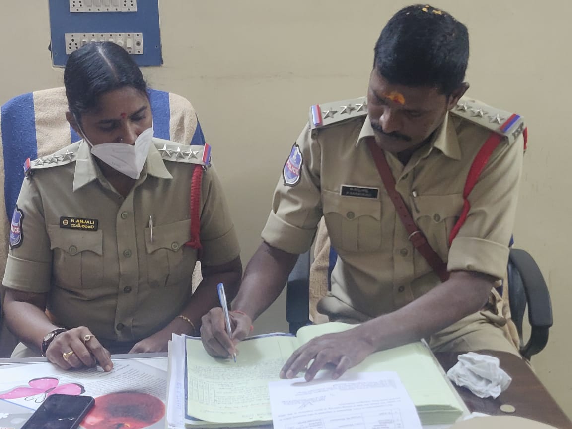 sheteamKmm's tweet photo. Khammam District 
Women police station 
new inspector 
P Sarvayya sir
Incharg She team's kmm https://t.co/X2JNE3wGbS