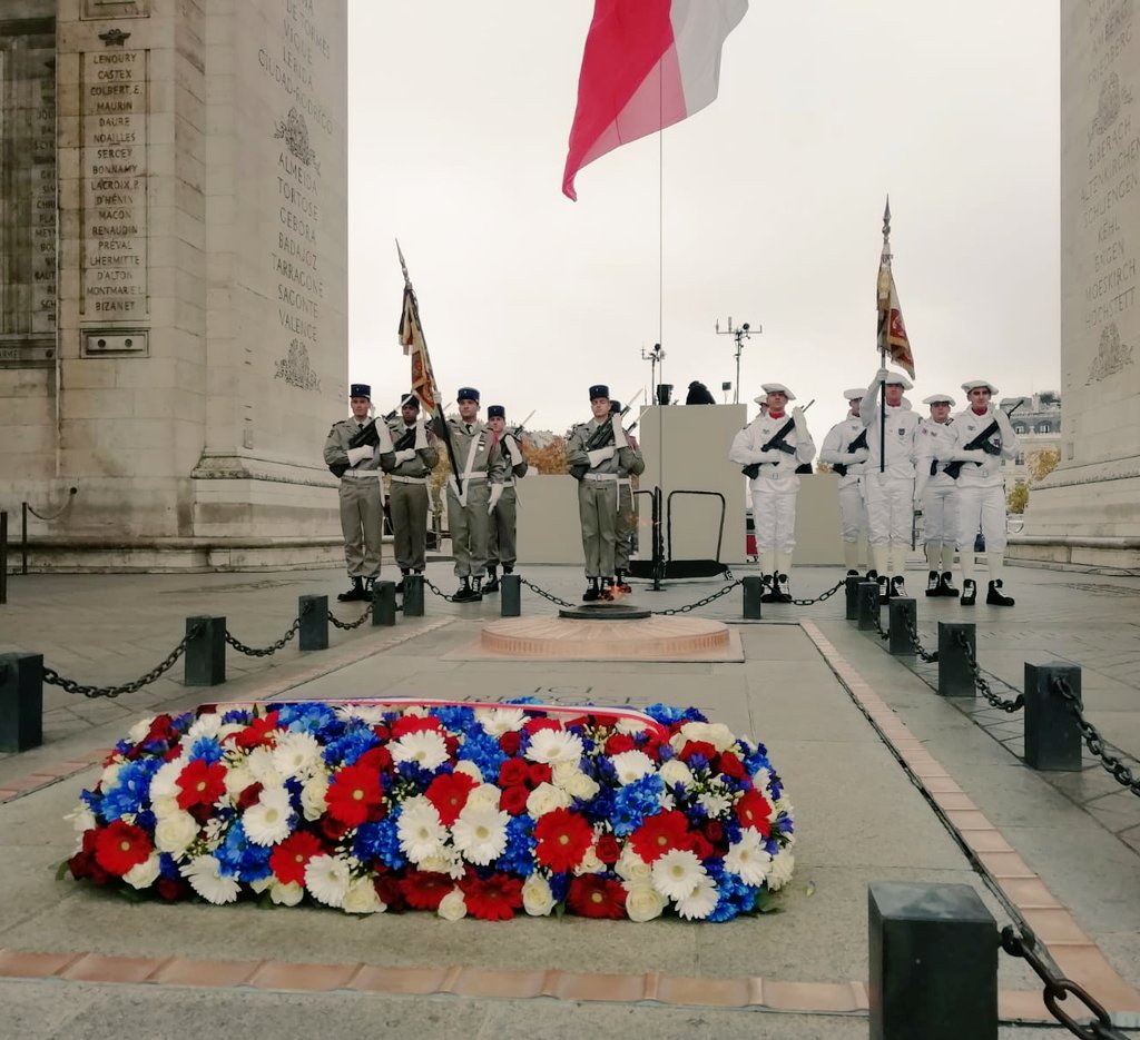 93eRAM's tweet image. A Paris, l'Étendard du #93eRAM au pied de la tombe du soldat inconnu, aux côtés des régiments de l'@armeedeterre endeuillés depuis 2019. 
#EnLeurSouvenir #mémoire #11Novembre