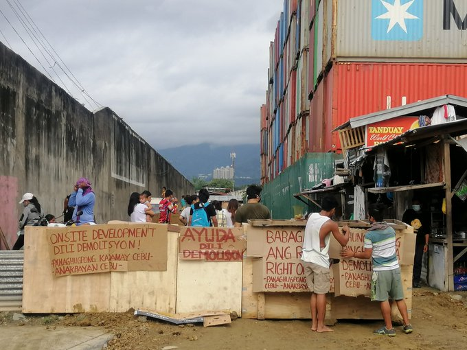 LFSSugbo's tweet photo. Earlier, the demolition team destroyed the makeshift barricade made by Sitio Back-Matimco residents.
with calls read:
"Ayuda, dili demolition!"
"Hunongan ang panghulga!"
"On-site development, dili demolition!"
#DefendSitioBackMatimco
#StandWithThePoor https://t.co/d7uq5GFDuw