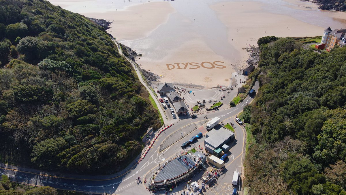 bswtimber's tweet photo. We're so thrilled to have been able to support @DIYSOS with our @IROtimber #cladding as they built the world's first all-inclusive surf centre in Caswell Bay for #ChildrenInNeed!

Tune into BBC1 tonight at 8PM to watch the whole show!

Sneak peek here 👇
https://t.co/ZCaul36xS3 https://t.co/vY9PN1yu6R