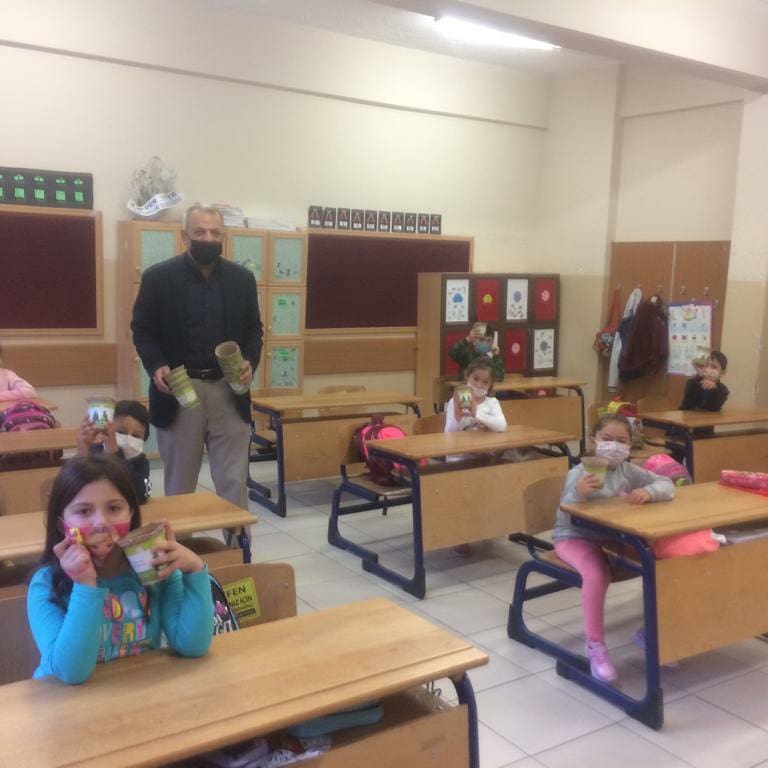 "Gelecege Nefes"kampanyasi kapsaminda Tarim ve Orman Bakanliginca tum ogrencilerimize fidan dagitilmistir.Minik ellerle dikilen fidanlarimizin ağaca ,ağaclarimizin ormana donusmesi umuduyla Gelecege Nefes Oluyoruz. <a href="/simavmem43/">Simav İlçe Milli Eğitim Müdürlüğü</a> <a href="/kutahyamem/">Kütahya İl Millî Eğitim Müdürlüğü</a> <a href="/tcmeb/">Millî Eğitim Bakanlığı</a>