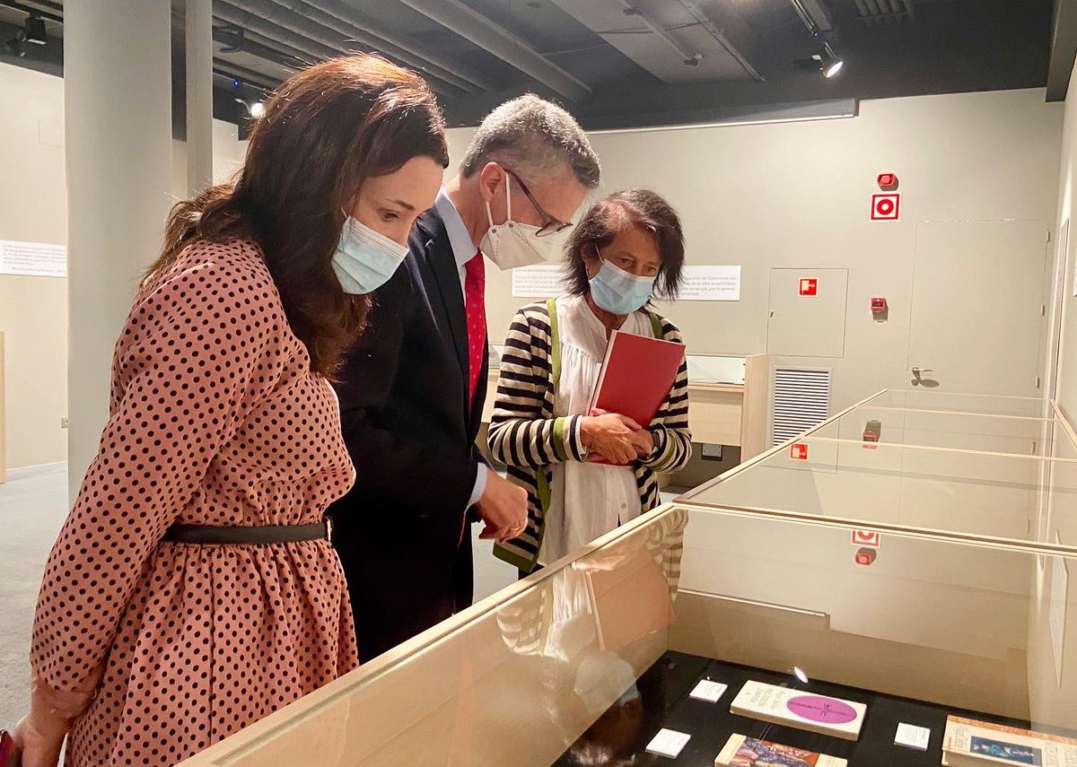 FCirculoBurgos's tweet photo. Esta mañana se ha presentado la exposición dedicada a la obra literaria “Cinco horas con Mario”, de Miguel Delibes. La muestra permanecerá abierta hasta el 4 de diciembre, en la sala de exposiciones “Círculo Solidario” de Fundación Cajacírculo, Plaza España 3. 

¡Entrada libre! https://t.co/0JOedl926F