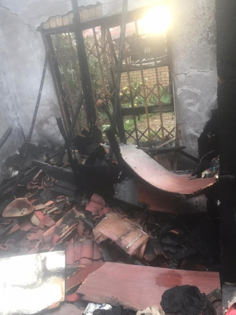 ewnupdates's tweet photo. Tragedy has befallen one of our Eyewitness News reporters Kgomotso Modise.

Her family home in Orlando East caught alight on Sunday evening, destroying everything.

A fundraising initiative has been set up to help the family get back on their feet. https://t.co/HOnlrxUVZe https://t.co/e6xfl7qIYT