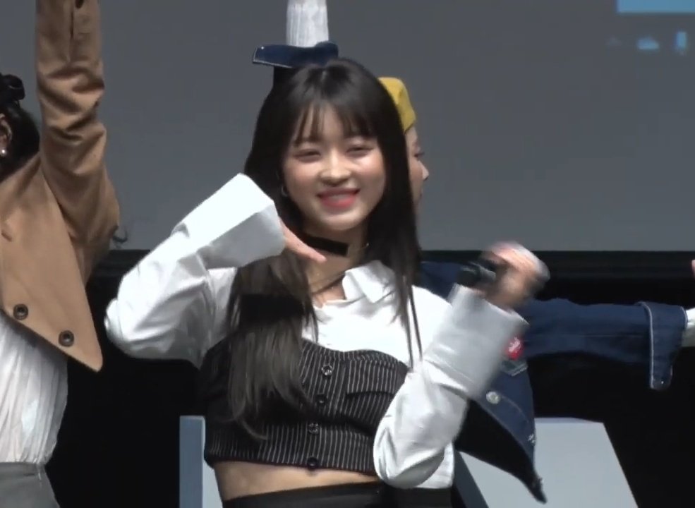 YOOA_LOOKS's tweet photo. ➷. #오마이걸 #유아 #YooA #OHMYGIRL https://t.co/Z48J6BEXg8