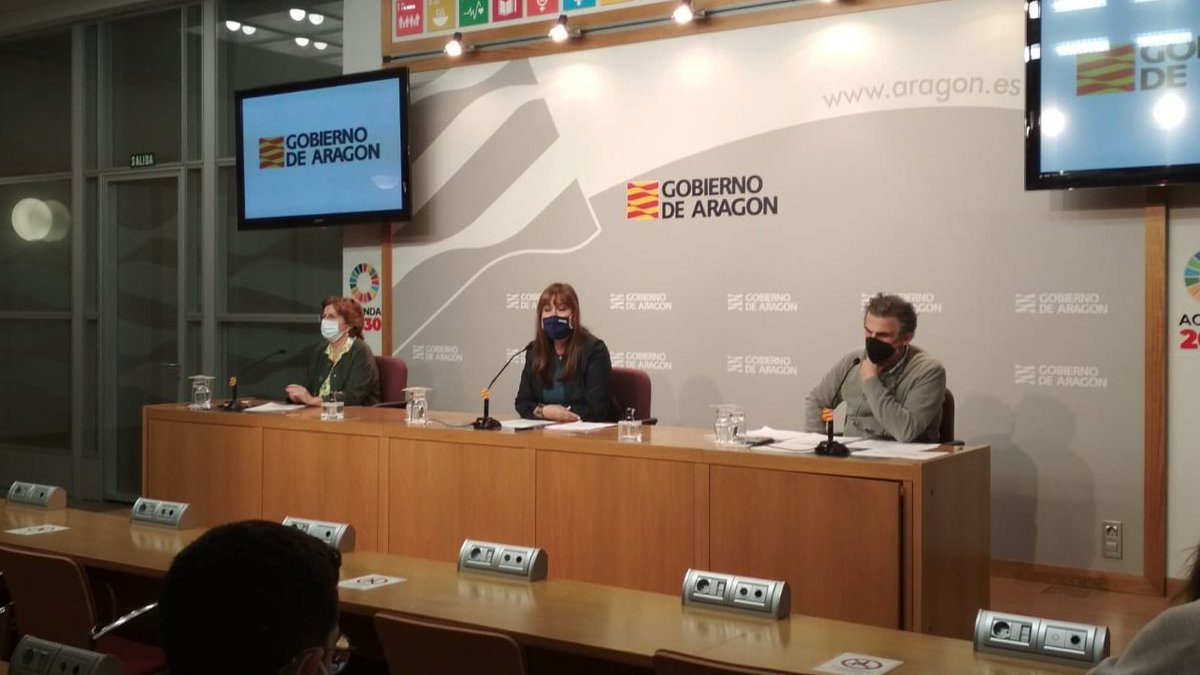 GobAragon's tweet photo. 🏥🗣️ La consejera Sira Repollés ha hecho un llamamiento a la población para ayudar a los sanitarios: "Esto es una cadena de responsabilidad. Los sanitarios duplican su carga de trabajo sin renunciar a la calidad asistencial. Tenemos que ir todos a una y cumplir nuestra parte". https://t.co/q6evorNLuK