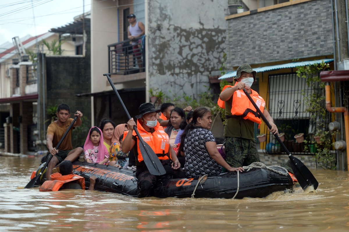 ajplus's tweet photo. Typhoon Vamco killed at least 7 people in the Philippines and caused major flooding in Manila.

Streets turned into rivers.

It is the 8th typhoon in 2 months, submerging thousands of homes. Many sought safety on rooftops waiting for rescue boats: "Nothing is left." https://t.co/YYsq3Xx4co