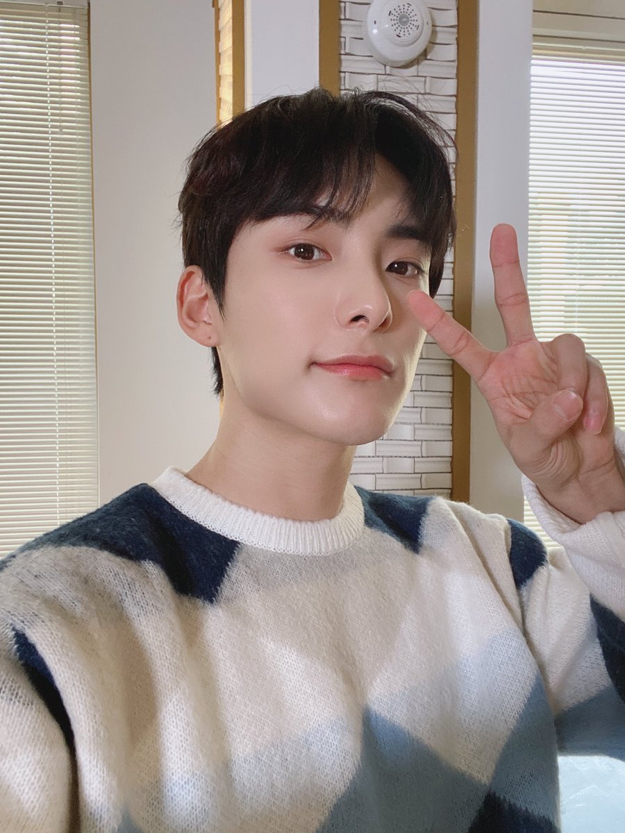 official_ACE7's tweet photo. [#에이스_준]
오늘도 초이들 덕분에 하루 알차게 보냈다 ❤️ 고맙구 사랑해 초이스 💕
#ACE #에이스 #CHOICE #초이스 https://t.co/6oZozStDEA