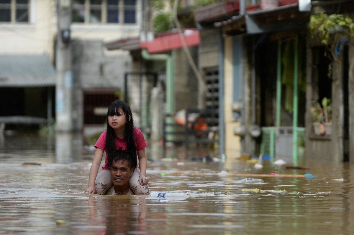 ajplus's tweet photo. Typhoon Vamco killed at least 7 people in the Philippines and caused major flooding in Manila.

Streets turned into rivers.

It is the 8th typhoon in 2 months, submerging thousands of homes. Many sought safety on rooftops waiting for rescue boats: "Nothing is left." https://t.co/YYsq3Xx4co