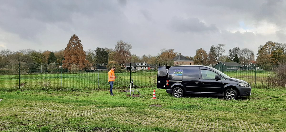Vandaag zijn collega's Richard en Bud naar buiten om 45 rioolputten in beeld te brengen met de 360 graden camera. Alles wat men in de put tegenkomt brengt men in kaart. Klimijzers, overstortmuren, afsluiters, wervelventielen, je kan het zo gek niet bedenken.