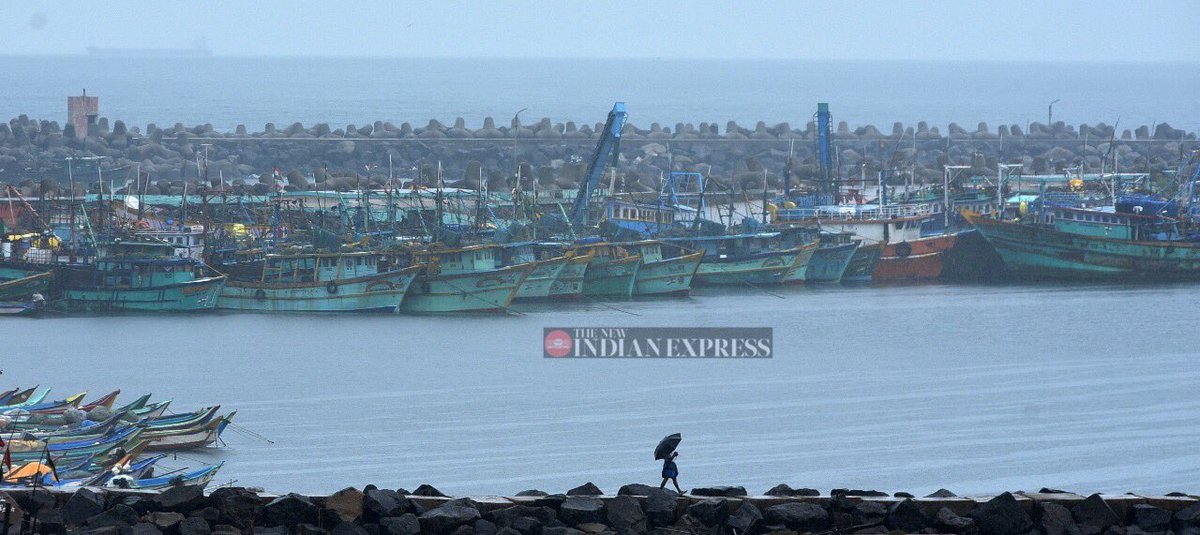 haisat2005's tweet image. #monsoonrains #nofishing #strandedboats #kasimedu #Rains #umbrella #chennai ⁦@shibasahu2012⁩ ⁦@NewIndianXpress⁩ ⁦@xpresstn⁩