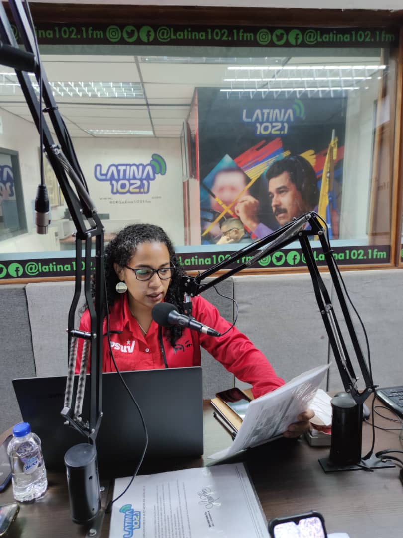 d_guzmanl's tweet photo. En vivo por el programa Parlamentarismo Popular por Latina 102.1 Fm, programa que nos acerca a nuestro pueblo, participa por nuestras redes sociales

#VenezuelaProduccionYFuturo 
#VenezuelaDigital2020
#12Nov 
. @NicolasMaduro
. @dcabellor
. @taniapsuv
. @PartidoPSUV https://t.co/9Pf9UwmEld