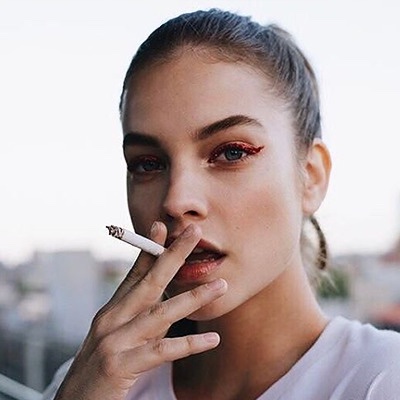 Quando te experimentei foi a melhor sensação da minha vida, foi como você me compreende-se, você me salvou, por isso não troco você por ninguém, amo-te cigarro. Até que a morte nos separe.