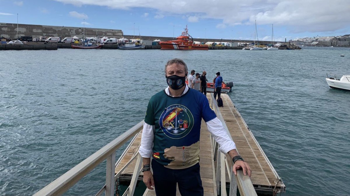 JupolNacional's tweet photo. Ante la llegada descontrolada de pateras a las #Canarias nuestro CEN se desplaza de nuevo a las Islas, para seguir pidiendo más medios y denunciar la precaria situación en la que prestan servicio los #policias 

#protocolopateras 
#solucionesYa https://t.co/uUiR0yzGVs