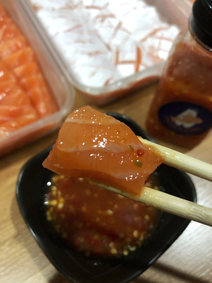 ตายยยยยย ขอตายที่ตรงนี้ ชีวิตนี้ไม่ต้องการอะไรอีกแล้ว แซลมอนเท่านั้นที่จะเยียวยาจิตใจ แง้ 1ตัว 3,000บาท แล่ให้เรียบร้อย ส่งถึงที่ตรงเวลามากกก แซลมอนอร่อยสดมาก ที่สำคัญคือน้ำจิ้มซีฟู้ดโคตรเด็ด กุแบบบบบบบบ อีเหี้ยดีงาม เล็งมาหลายรอบแล้วว่าจะสั่ง ไม่ผิดหวังเลย ฮือออออ 🥺🥺💖😭