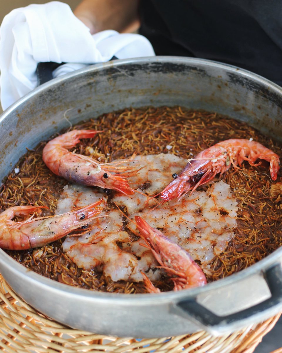 carlesalmagro's tweet photo. Solo cambiaría mi canción favorita por tus gemidos...
Fideuá con carpaccio de gamba roja by #CanRafa #Cadaques https://t.co/wTVQZvCSJc