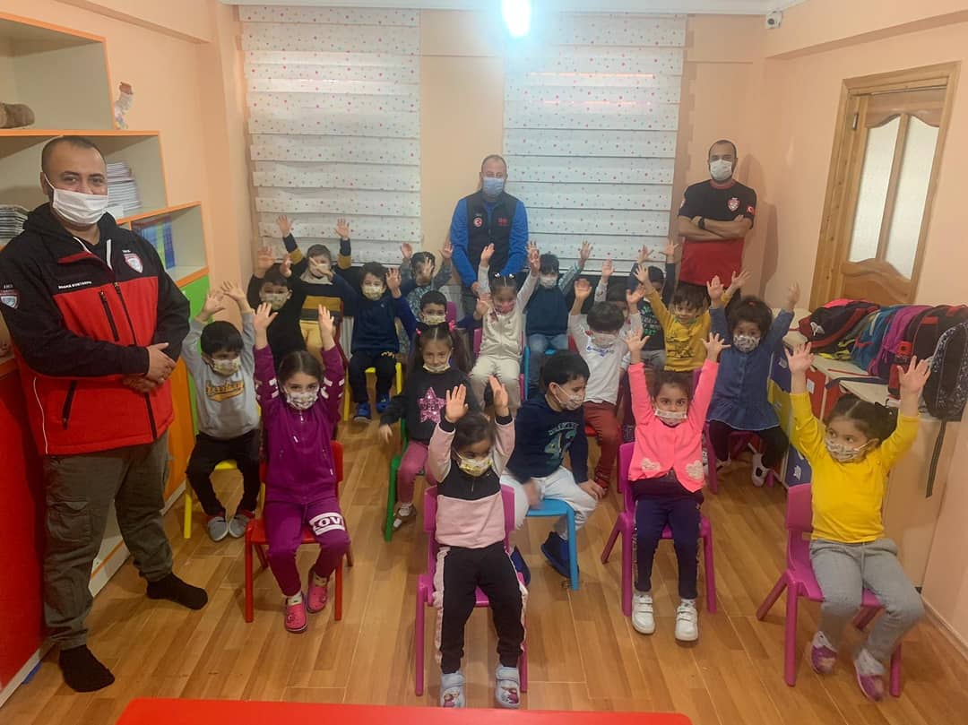 ihhoffroad's tweet photo. İhh İstanbul Arama Kurtarma ekibimizle 4-6 yaş Özgür Çocuk Oyun  Evi öğrencilerine yönelik Deprem Bilinci eğitimi gerçekleştirdik. https://t.co/PWKYQA60HD