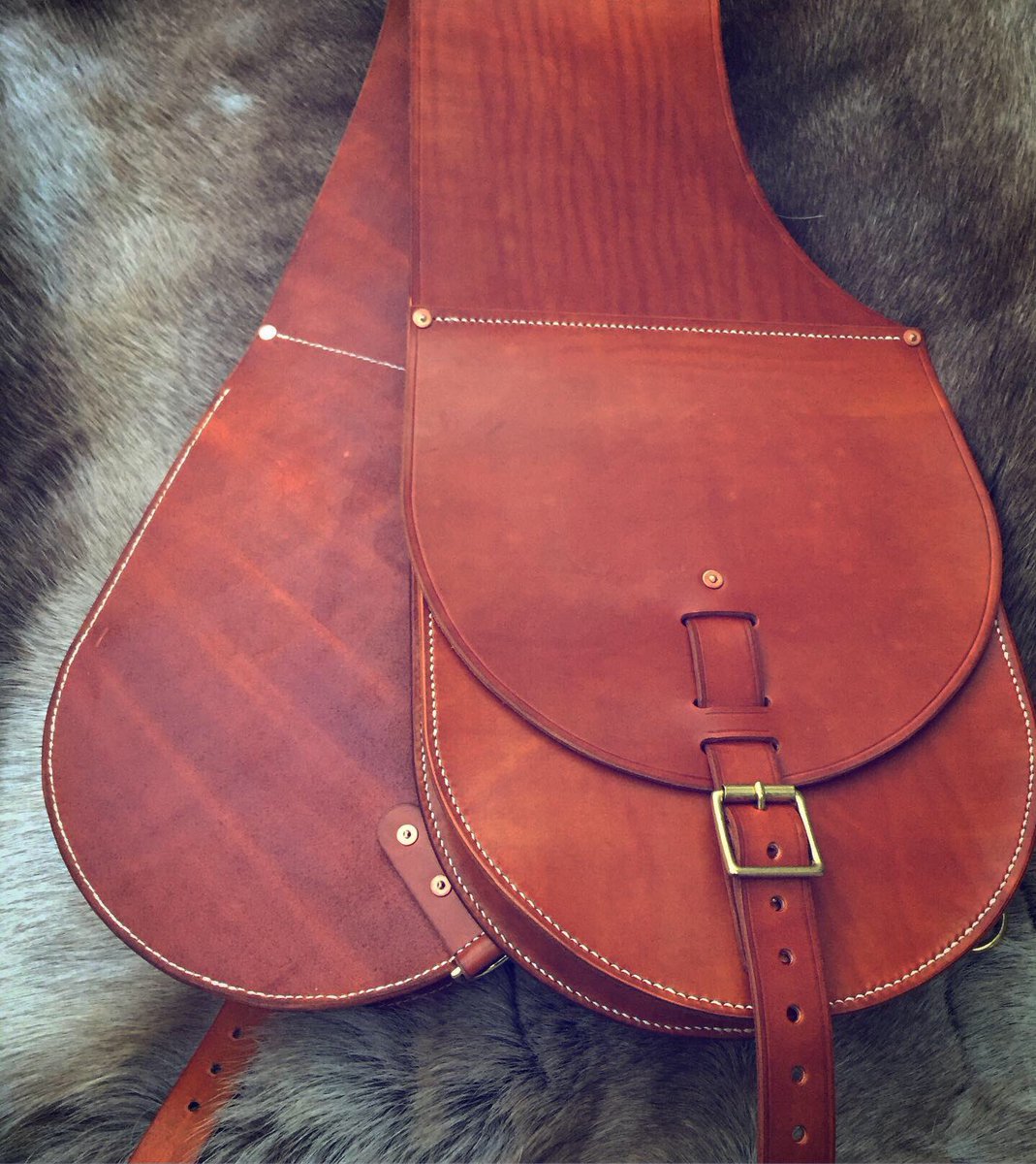 PDBushcraft's tweet image. Sore fingers after this one! A pair of saddlebags for a customer in Belgium.. just need to figure out how to get them there now lol! 😂 #bushcraft #customleather #leathersaddle #handmadeleather #saddlebags #pauldorebushcraft #pauldoreleathercraft #pauldoreleatherwork