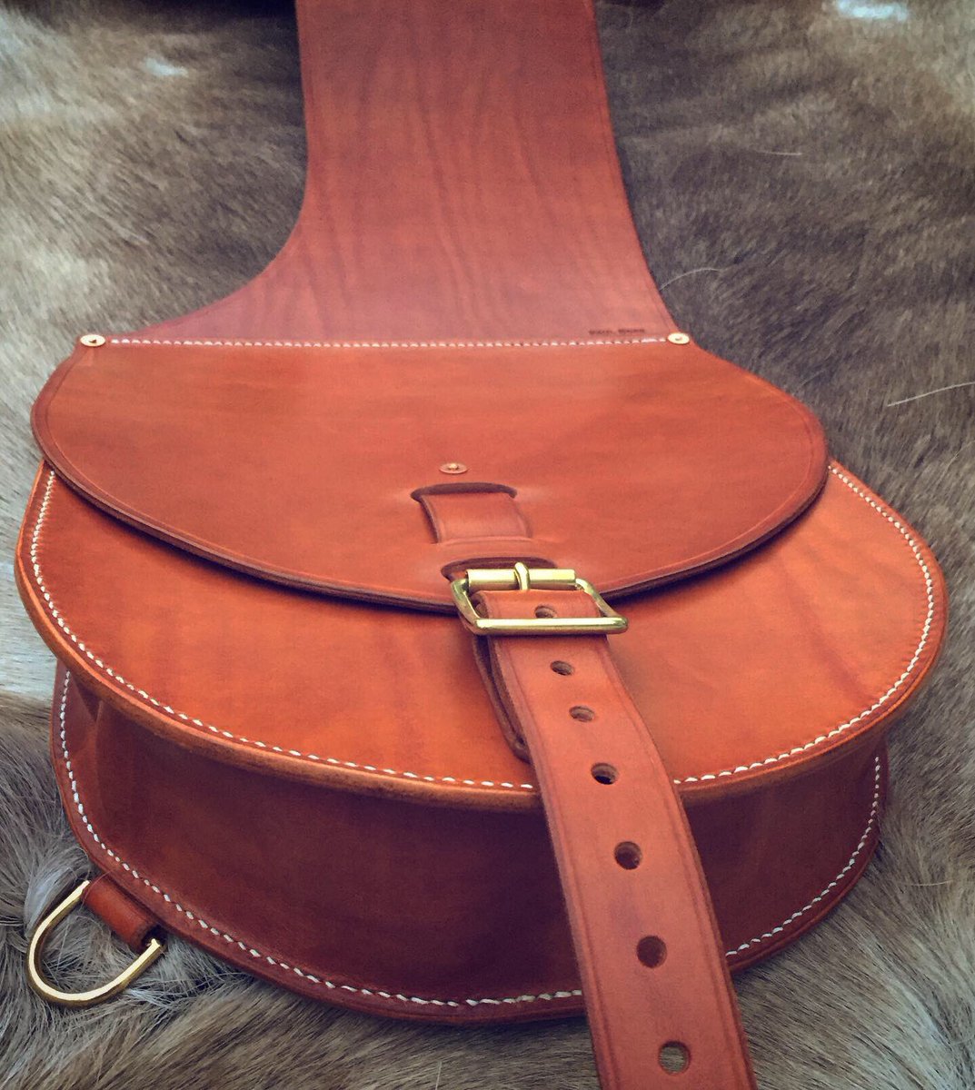 PDBushcraft's tweet image. Sore fingers after this one! A pair of saddlebags for a customer in Belgium.. just need to figure out how to get them there now lol! 😂 #bushcraft #customleather #leathersaddle #handmadeleather #saddlebags #pauldorebushcraft #pauldoreleathercraft #pauldoreleatherwork