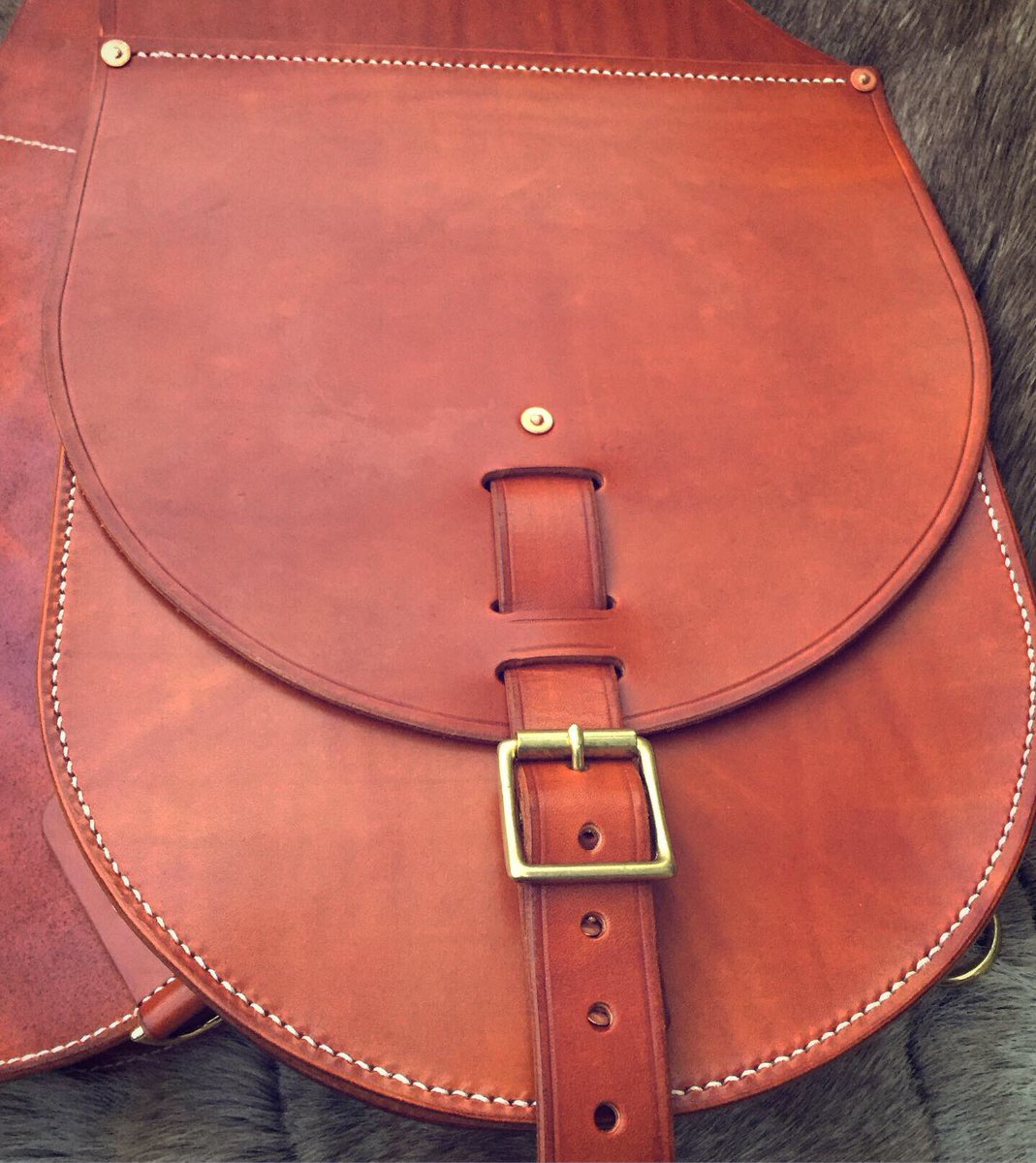 PDBushcraft's tweet image. Sore fingers after this one! A pair of saddlebags for a customer in Belgium.. just need to figure out how to get them there now lol! 😂 #bushcraft #customleather #leathersaddle #handmadeleather #saddlebags #pauldorebushcraft #pauldoreleathercraft #pauldoreleatherwork