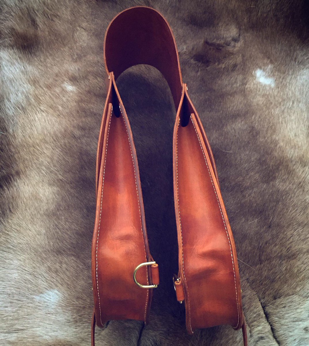 PDBushcraft's tweet image. Sore fingers after this one! A pair of saddlebags for a customer in Belgium.. just need to figure out how to get them there now lol! 😂 #bushcraft #customleather #leathersaddle #handmadeleather #saddlebags #pauldorebushcraft #pauldoreleathercraft #pauldoreleatherwork