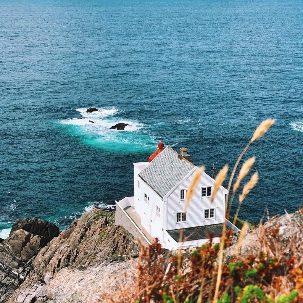 Kråkenes fyr er ein av dei mest vêrutsette plassane langs kysten vår! Har du vore der? 
📸 <a href="/eventyret/">🦄 Eventyret</a>.mitt 

#fjordkysten #fjordnorway #visitnorway #kråkenes instagr.am/p/CHe4uiDs9PX/