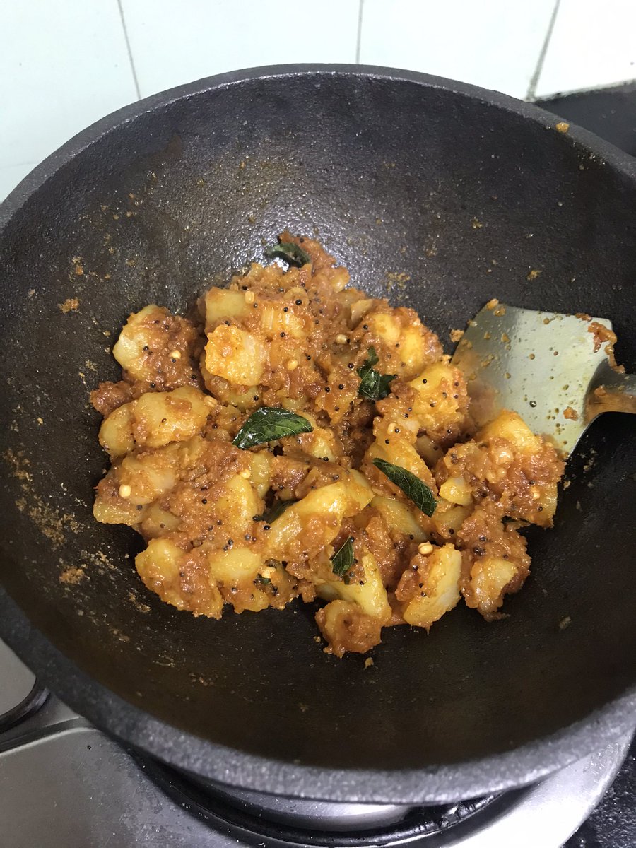 PantryCar's tweet image. Started using the newly bought traditional cookware by cooking my comfort food! 

Tomato Pappu/Dal in KalChatti(Soapstone pot) &amp;amp; Urulaikizhangu Kari(Potato Fry) in Cast Iron Kadai! 

#SouthIndianFood #TraditionalCookware #foodie #foodblogger #vegetarian #Lunch #thursdayvibes