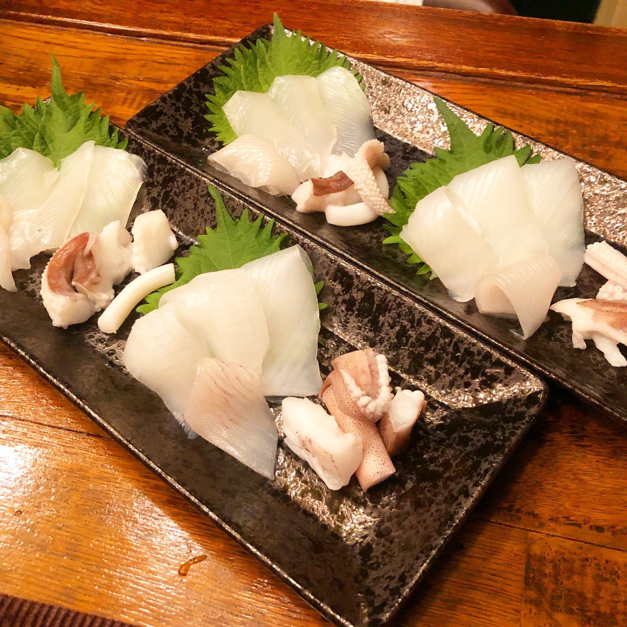 Bar Agit 新宿2丁目 またしても鮮魚店のような投稿に 今日はromiの釣ったアオリイカとモンゴウイカの食べ比べお 刺身ありますよ 肉厚なイカちゃんです 今夜は艶櫻のヤングスタッフ ももちゃんもいまーす 18 00オープンです T Co