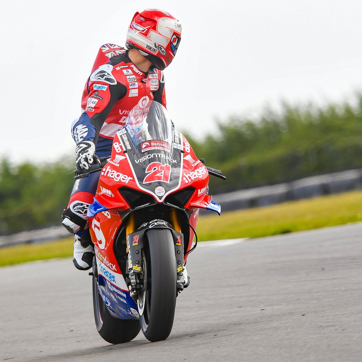 NO LOOKING 👀 BACK!

#tbt #Throwback What a year it's been but the racing was still first class. #racingislife

@christianiddon @OfficialBSB @paulbirdpbm @PBM_Team @visiontrack @bennetts_bike 

📸 @Camit1985 #camipixphotography @UKNikon