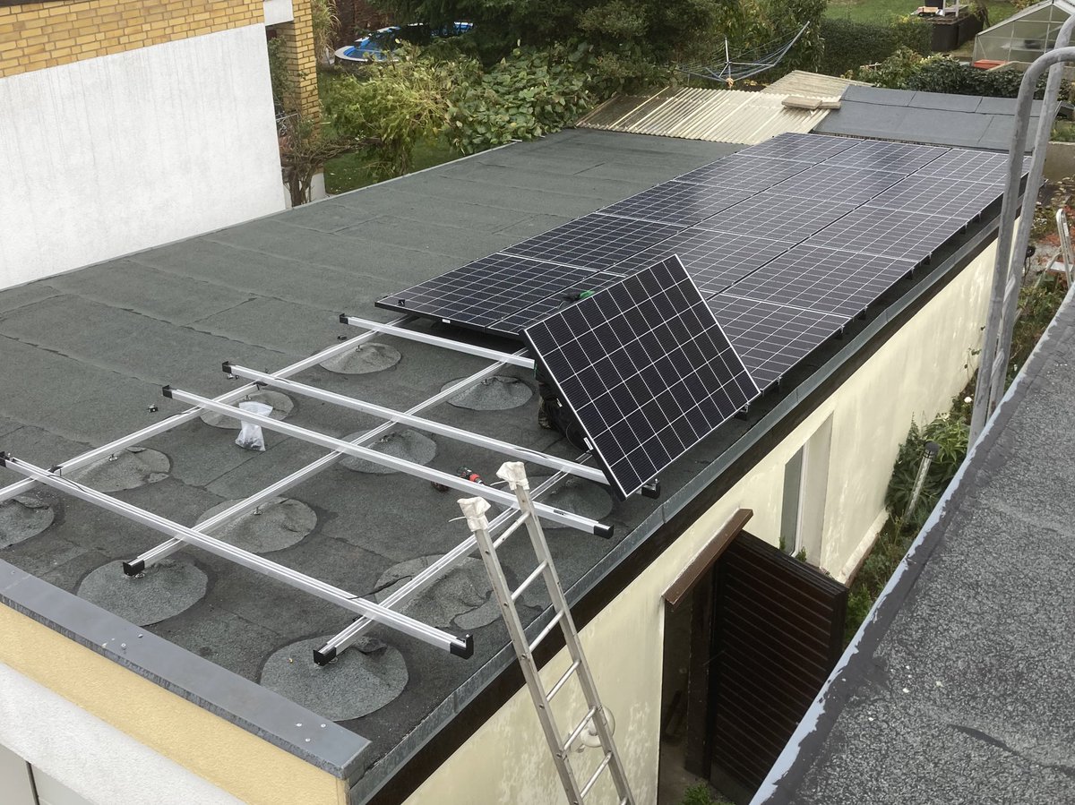 Zweite selbstgeplante #PV Anlage ist am Netz! Auf dem elterlichen Garagendach 🌤 #Energiewende #EinfachSelberMachen noch vor #EEG2020