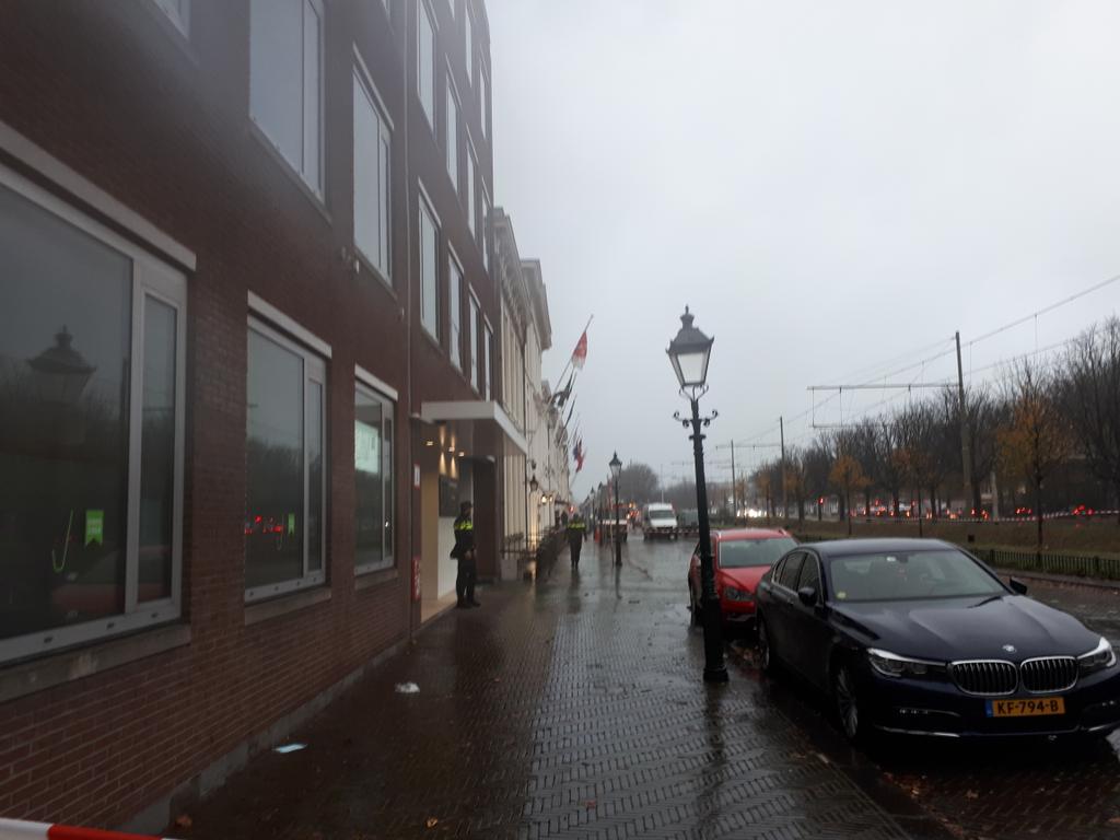 Straat voor ambassade is afgezet. Af en toe komt er personeel, dat wordt opgevangen door agenten