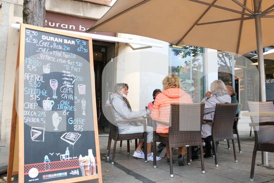 Crec que els catalans mereixem una explicació de perquè a Madrid tot i estar oberts tots els bars i restaurants, estan molt millor en el control de la pandèmia. Fins i tot volien reconvertir locals d'oci nocturn en restaurants, per tal de repartir més la demanda de restauració.