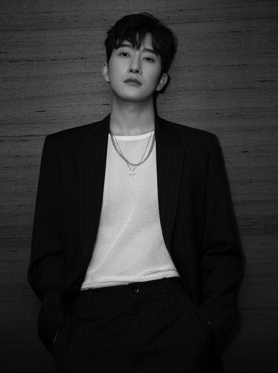 woaimi419's tweet photo. 201112 Zhou Mi Studio Weibo update: Boss Zhou, what are you looking at? 😜 https://t.co/4zUvbXXZRn