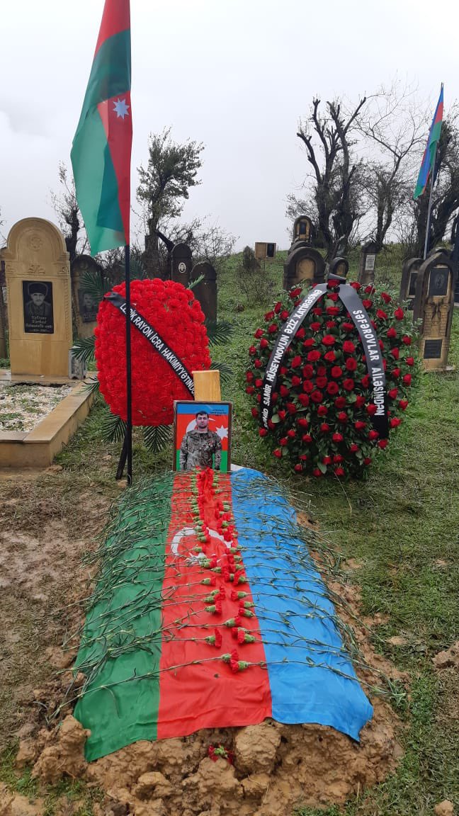 Hər kəs tanısın bu şəkildəki igid mənim qardaşım Hüseynov Samir Əlizadə oğludur.!  Müharibənin bitməsinə 12 saat qala 10 erməni soysuzunu məhv Şəhid olan qardaşım.! #SamirHuseynov