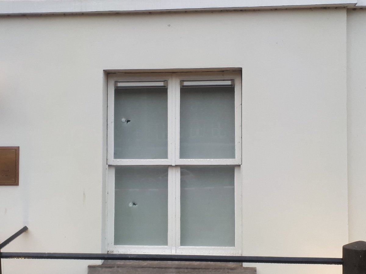 De kogelgaten op de begane grond zijn goed zichtbaar