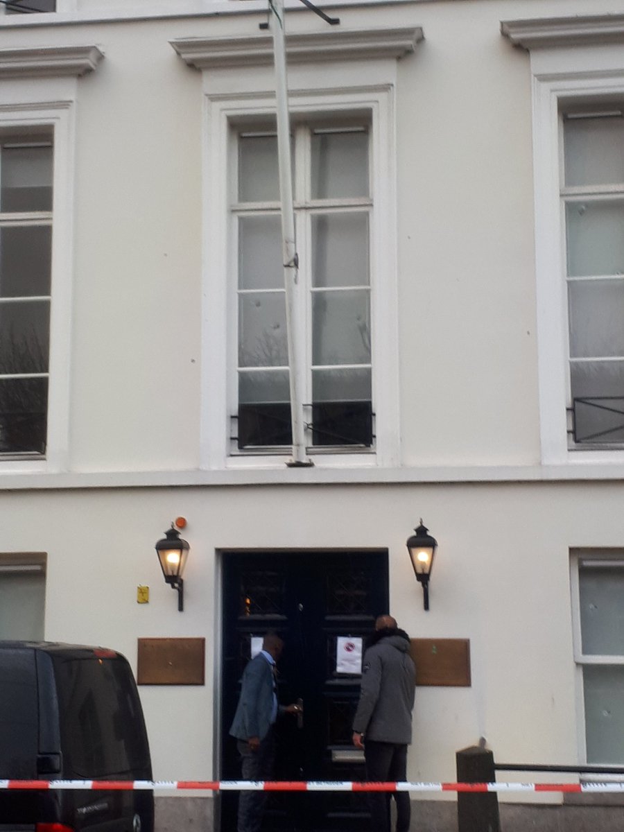 Ook boven de deur zijn de kogelgaten te zien