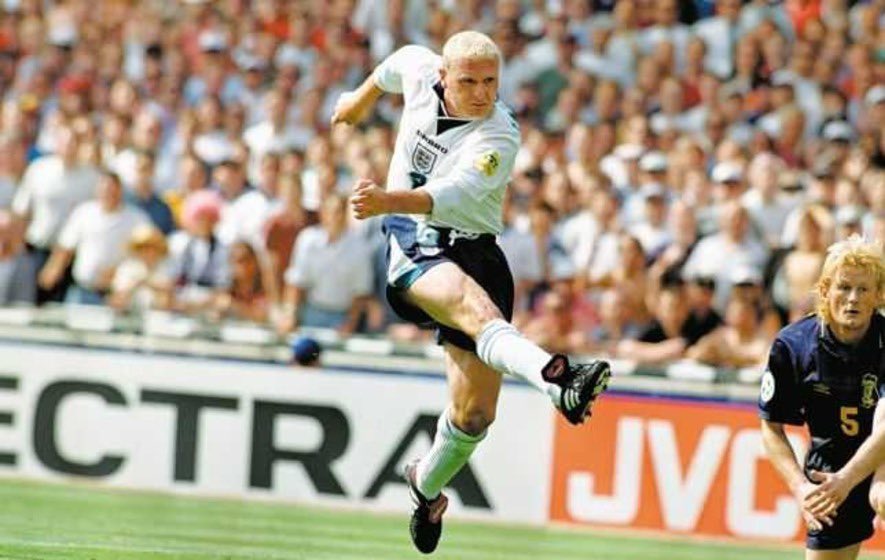 99BenBray1's tweet photo. Staying with the International break theme, Iโve gone with my latest @3retro_ purchase this @UmbroUK #England #Euro96 template for todayโs @homeshirts1 #HomeShirts @The_Kitsman #ShirtsToWork an iconic template this! #ThreeLions #Eng https://t.co/WWyrACkEA9