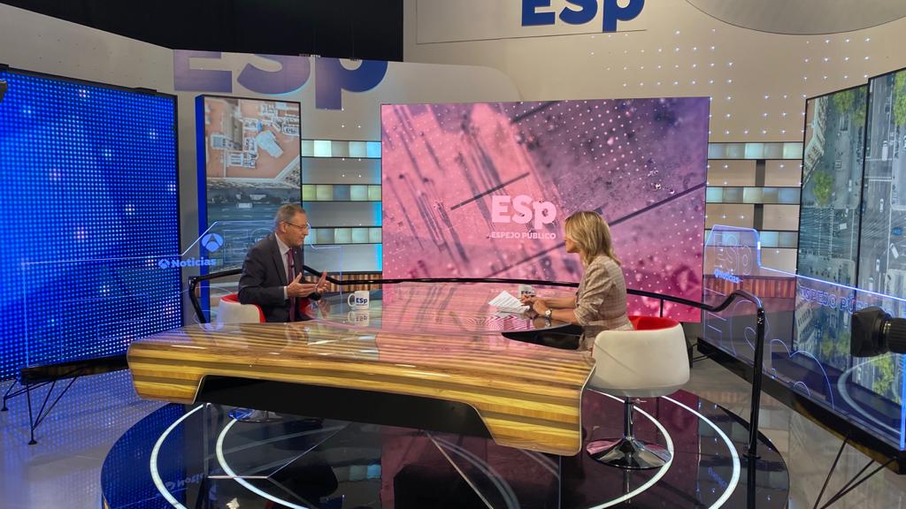 CruzRojaMadrid's tweet photo. No te pierdas en directo en @EspejoPublico a #JavierSenent, presidente de @CruzRojaEsp, que hablará con @susannagriso sobre las cifras y la actuación de la entidad mediante el plan #CruzRojaResponde.

#CaféCruzRoja https://t.co/MTaOg34z20