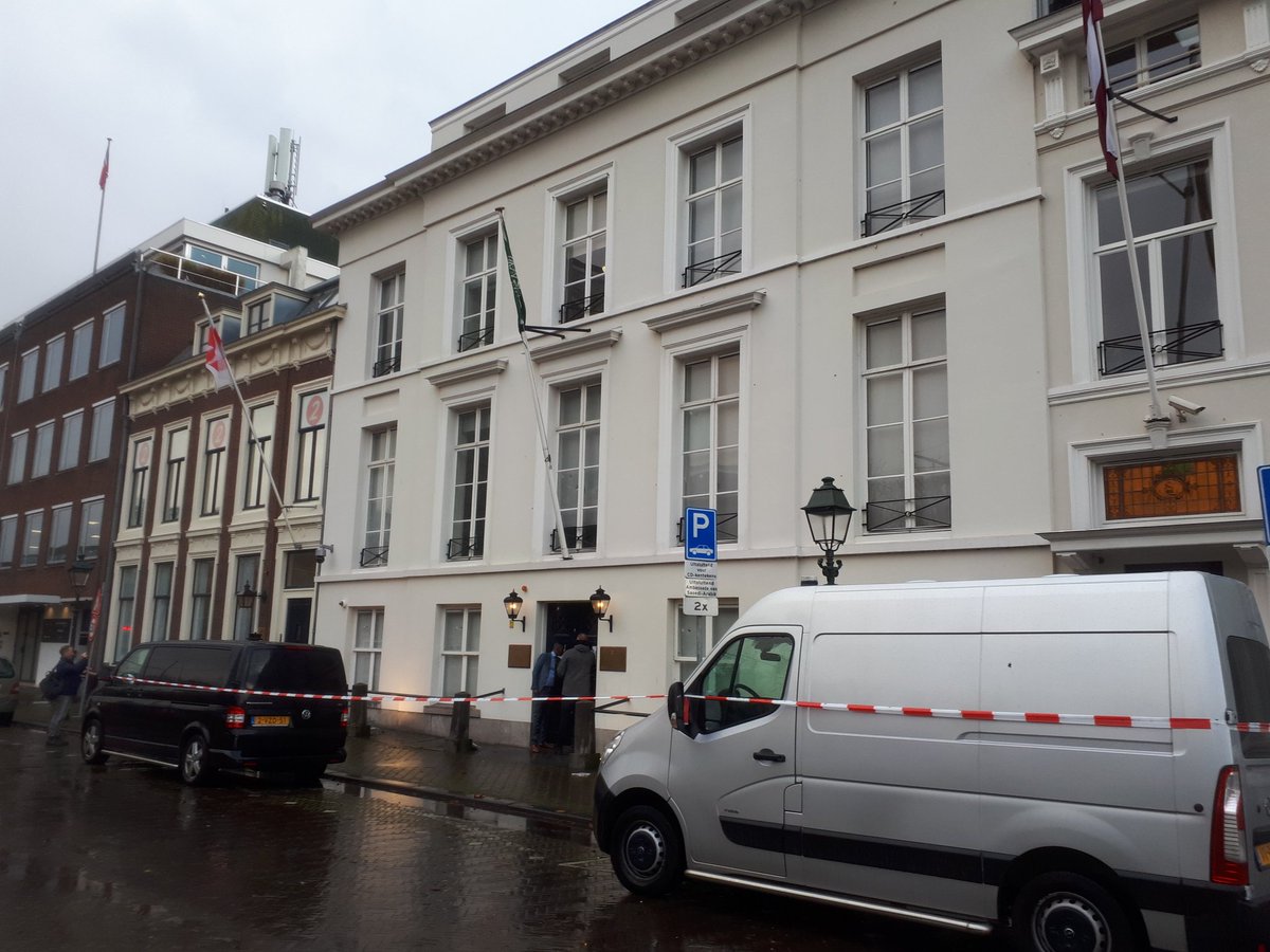 Het trottoir voor de ambassade is met lint afgezet