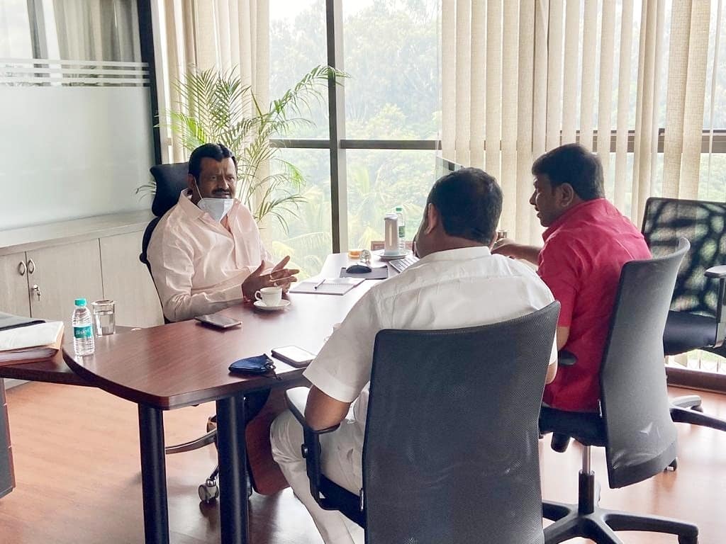 munenakoppa_mla's tweet image. ಬೆಂಗಳೂರಿನಲ್ಲಿ ಇಂದು KUIDFC ಕಛೇರಿಯಲ್ಲಿ ರಾಣೇಬೆನ್ನೂರು ಕ್ಷೇತ್ರದ ಶಾಸಕರಾದ ಶ್ರೀ @PujarMla
ಅರುಣಕುಮಾರ ಪೂಜಾರರವರು ನನ್ನನ್ನು ಭೇಟಿಯಾಗಿ KUIDFC ಇಲಾಖೆಯ ಅಡಿಯಲ್ಲಿ ಕೈಗೊಳ್ಳಬೇಕಾದ ವಿವಿಧ ಅಭಿವೃದ್ಧಿ ಯೋಜನೆಗಳ ಕುರಿತು ಚರ್ಚಿಸಿದರು.

ಈ ಸಂದರ್ಭದಲ್ಲಿ ಇಲಾಖೆಯ ಅಧಿಕಾರಿಗಳು ಉಪಸ್ಥಿತರಿದ್ದರು.
#KUIDFC
@Bengaluru