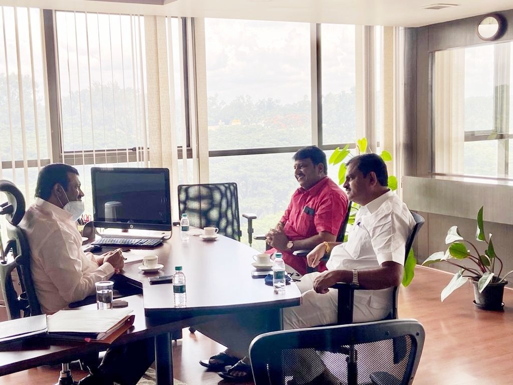 munenakoppa_mla's tweet image. ಬೆಂಗಳೂರಿನಲ್ಲಿ ಇಂದು KUIDFC ಕಛೇರಿಯಲ್ಲಿ ರಾಣೇಬೆನ್ನೂರು ಕ್ಷೇತ್ರದ ಶಾಸಕರಾದ ಶ್ರೀ @PujarMla
ಅರುಣಕುಮಾರ ಪೂಜಾರರವರು ನನ್ನನ್ನು ಭೇಟಿಯಾಗಿ KUIDFC ಇಲಾಖೆಯ ಅಡಿಯಲ್ಲಿ ಕೈಗೊಳ್ಳಬೇಕಾದ ವಿವಿಧ ಅಭಿವೃದ್ಧಿ ಯೋಜನೆಗಳ ಕುರಿತು ಚರ್ಚಿಸಿದರು.

ಈ ಸಂದರ್ಭದಲ್ಲಿ ಇಲಾಖೆಯ ಅಧಿಕಾರಿಗಳು ಉಪಸ್ಥಿತರಿದ್ದರು.
#KUIDFC
@Bengaluru