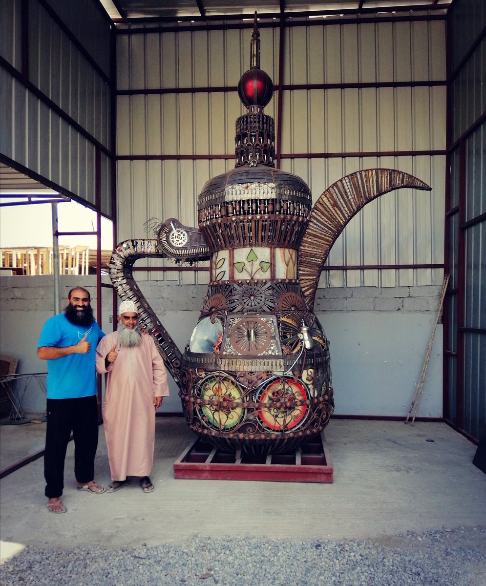 atoory83's tweet image. أنا وتاج راسي ومثلي الأعلى (أبوي)..
أمام أكبر عمل لي في مجال 
(فن السكراب) عبارة عن دلة عربية
المجسم طوله ٥ أمتار وزنه يزيد عن طن..
 يضم ٥٠٠٠ آلاف قطعة متنوعه من المعادن المعاد تدويرها من البيئة
متبقي ٢٠ بالمئة للأنتهاء منه
وأتمنى ان يتم إقتنائة هنا في سلطنةعمان.
♻️رتويت للدعم♻️