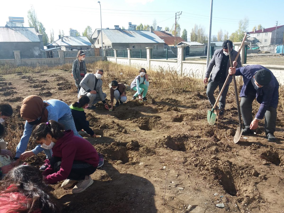 #GelecegeNefes , Okulumuzun bahçesinde ağaçlarımızı diktik, geleceğe nefes olduk. <a href="/RTErdogan/">Recep Tayyip Erdoğan</a> <a href="/TCTarim/">T.C. Tarım ve Orman Bakanlığı</a> <a href="/tcmeb/">Millî Eğitim Bakanlığı</a> <a href="/ziyaselcuk/">Ziya Selçuk</a> <a href="/AgriValilik/">T.C. Ağrı Valiliği</a> <a href="/agrimem/">AĞRI MEM</a> <a href="/mfaruktekinn/">Mehmet Faruk Tekin</a> <a href="/keremgungor04/">Kerem GÜNGÖR</a>