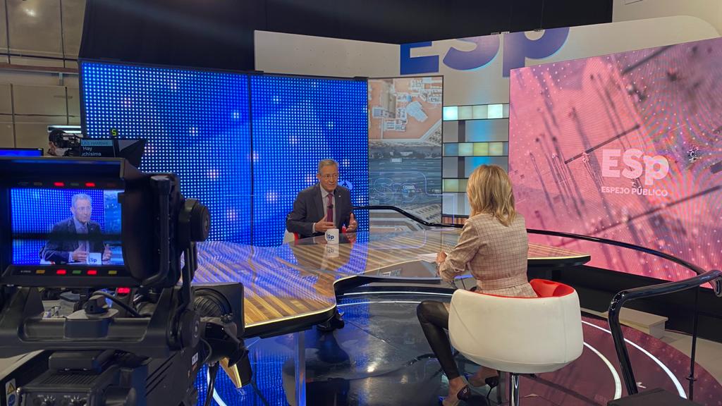 CruzRojaEsp's tweet photo. #EstáPasando "La #BrechaDigital es un grave problema ante el que estamos actuando para apoyar a la #infancia y a familias sin recursos", nuestro presidente, #JavierSenent. Con @susannagriso en @EspejoPublico #CruzRojaResponde https://t.co/SgCRK1N9nm