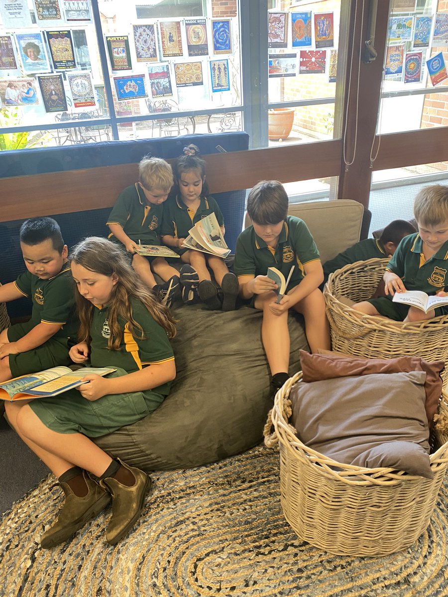 PossumsCPS2021's tweet photo. What a day! We took part in the book swap with our buddies to raise money for the Indigenous Literacy Foundation, participated in a virtual incursion about Aboriginal artefacts, and created some NAIDOC Week inspired artworks! @QuokkasCPS2020 @IndigenousLF https://t.co/Qac3z5JkcN