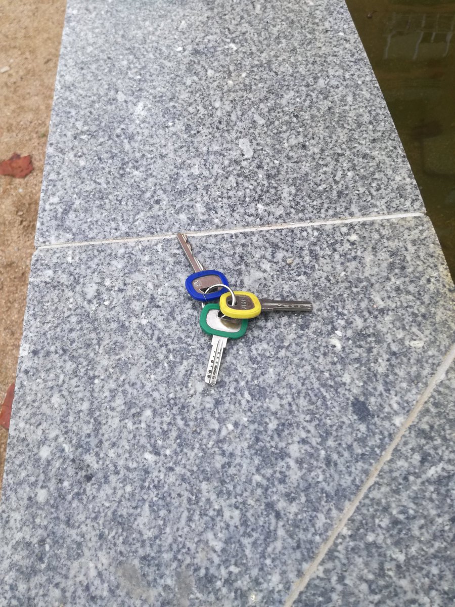 OEsmasa's tweet photo. Buenos días. 
Hemos encontrado estas llaves👇 en una de las fuentes de la c/ Zamora. 
A lo largo de la mañana cuando nos permitan los avisos, las dejaremos en @PoliciaAlcorcon 
Rt sería bueno https://t.co/TtlFAmCykA
