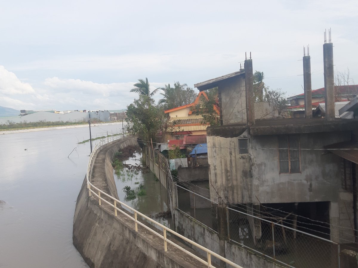 dobbybingka's tweet photo. Hello! I'm Diane from Zone 3 Mabolo, Naga city. Ang barangay po namin ngayon ay nasa hanggang bewang na baha at tumataas pa. Kumakatok po ako sa inyong lahat, nangangailangan po kami ng cash/in-kind (food packs) donations. Kahit po retweet lang ay big help na. #UlyssesPH https://t.co/JjdcuORPa3